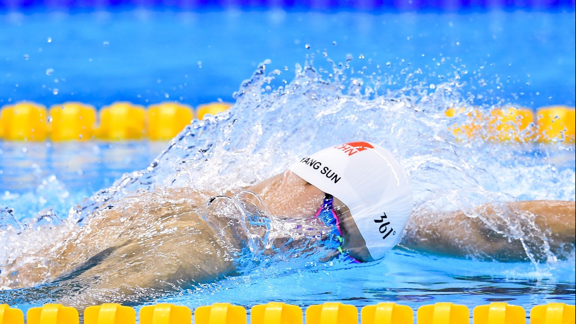 全国室内划船机公开赛 选手在电控屏幕前倾尽全力